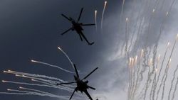 Rusya'da askeri helikopter gösteri yaparken çakıldı