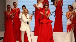 Helin Avşar'dan Türk Kızılayı yararına defile