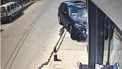 İstanbul'da otomobil dükkana daldı