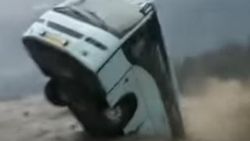 Hindistan’da nehir otobüsü yuttu