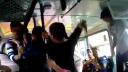 Hintli kardeşler tacizcilerini kemerle dövdü