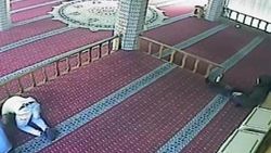 3 genç namaz kıldıktan sonra, sadaka kutusunu çaldı