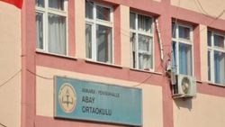 Okula giren hırsızlar çikolata yedi, çıktı