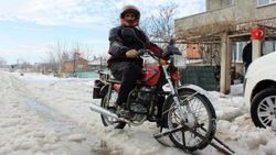 Motosikleti kar kızağına çeviren vatandaş