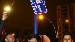 Protestocular Hollanda Caddesi tabelasını söktü