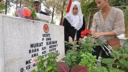 Hollandalı kız yıllardır şehit nişanlısını ziyaret ediyor