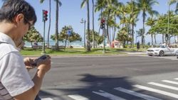 Honolulu’da dalgın yayalara yürürken telefon yasak