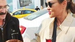 Hülya Avşar taksi durağında kahvaltı yaptı