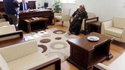 Makam odasına ayakkabılarını çıkarıp giren teyze