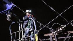Hatay'da 6 gün sonra elektriğe kavuştular