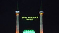 Bursa'da bir camiye kardeşlik mahyası asıldı