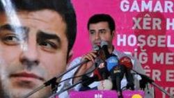 Demirtaş'ın Kocaeli programında da Türk bayrağı yok