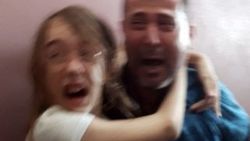 Annesine gitmek istemeyen kızı zorla babasından aldılar
