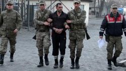 Cinayet hükümlüsü dostluk maçında yakalandı