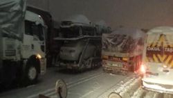 İstanbul'a sebze meyve taşıyan TIR'lar yolda kaldı