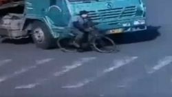 Çin'de bisiklet sürücüsü TIR'ın altında kaldı