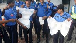 Filipinler polisi tuvalete gitmemek için bez bağlayacak