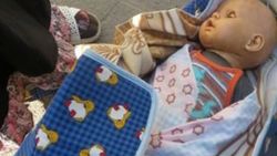 Dilenci kadının kundağından oyuncak bebek çıktı