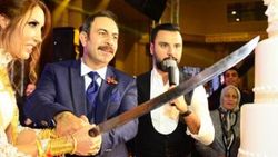 Alişan gelinin ayakkabısına adını yazdı
