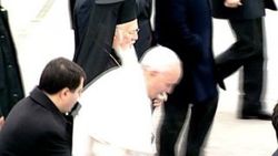 Ayağı takılan Papa'yı Vali Şahin tuttu