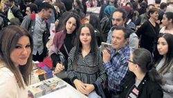 Deniz Seki üç saat kitap imzaladı