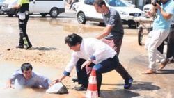 Görme engelli vatandaş cadde ortasında boğuluyordu