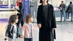 Tuba Büyüküstün ikizleriyle Paris’e uçtu