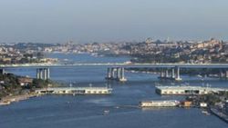 Tarihi Galata köprüsünün 74 metresi kayboldu