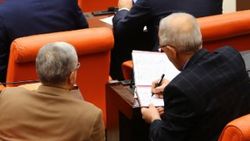 AK Parti'de anayasa değişikliği imzaları atıldı
