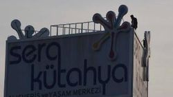 Reklam panosu üzerinde intihar girişimi