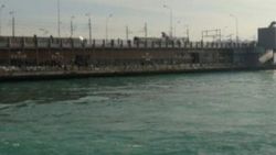 Galata Köprüsü'nde intihar girişimi