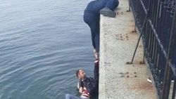Denize atlayan genç kızı belediye çalışanı kurtardı