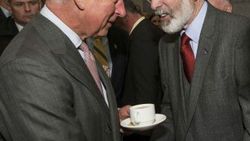Prens Charles ile Gerry Adams tokalaştı