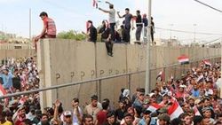 Irak'ta göstericiler parlamento binasına girdi
