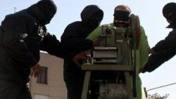 İran hırsızların parmağını bu makineyle kesiyor