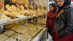 İranlı turistler Vanlı esnafın yüzünü güldürdü