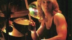 Iron Maiden grubunun eski davulcusu hayatını kaybetti