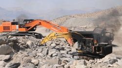 PKK Şemdinli'de 5 iş makinesi daha yaktı