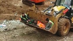 Yaralı inşaat işçisi kepçe ile taşındı