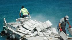 Bodrum'da IŞİD bayraklı sanılan tekneyi yıktılar