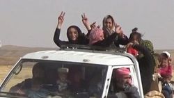 IŞİD'den kaçan kadınlar ilk iş çarşafları çıkardı