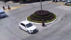 Yolun ortasında yürüyen kadına bu kez araba çarptı