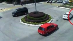 Trafikte araçların arasında yürüyen yaşlı kadın korkuttu