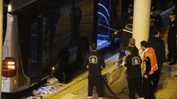 Zabıtadan kaçmak isterken metrobüsün altında can verdi