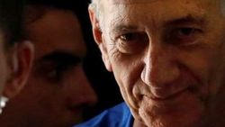 İsrail eski Başbakanı Ehud Olmert cezaevine girdi