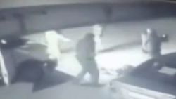İsrail askerinin Filistinli genci vurma anı İZLE