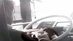 İstanbul'da direksiyon başında oyun oynayan otobüs şoförü