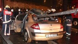 İstanbul'da otomobil bariyere girdi