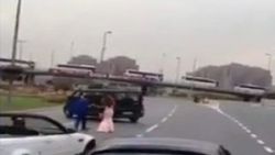 İstanbul'da bir grup yolu trafiğe kapatarak şov yaptı
