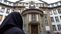 İsviçre'de bir okulda türban yasağı kalktı